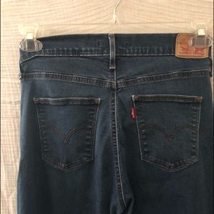 Levi’s Slimming Straight Jeans Size 31